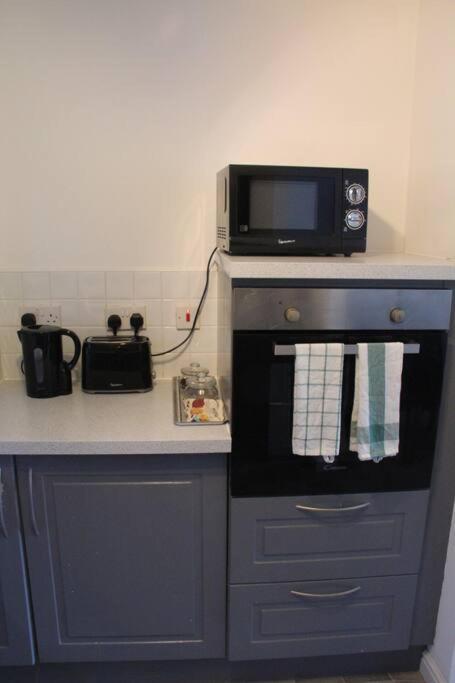3 Bedroom Flat 10 Mins Walk To Bay And City Center Free Parking كارديف المظهر الخارجي الصورة
